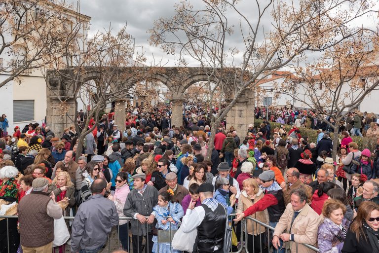 Otra Imagen de la llegada del desfile de la Patatera a los Arcos de Santa Ana