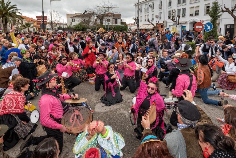 Image of the charanga playing during the Patatera parade.