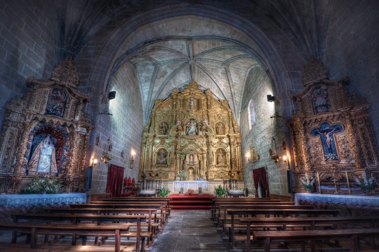 Imagen Interior delantera con vistas al altar de la Iglesia Parroquial Ntra. Señora de la Asunción.