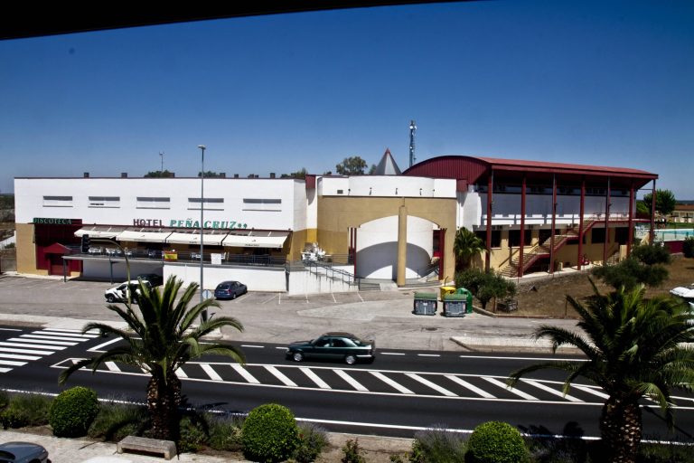 Fachada desde la carretera del Hotel Peñacruz 3 estrellas