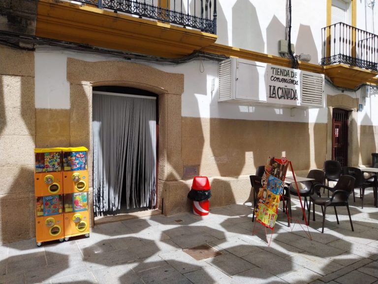 Tienda de Conveniencia La Cañada. Facchada